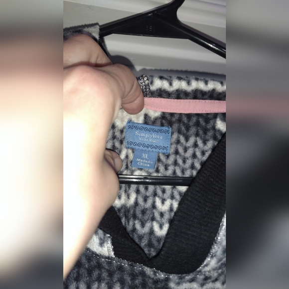 Vera Wang Pullover Sweater - Picture 4 of 8